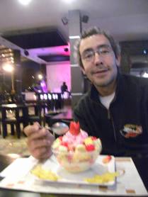 Aniversário com salada de frutas em Popayan, na Colômbia